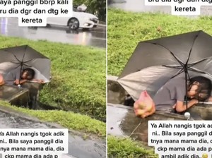 Haru! Bocah Jualan Mangga Sampai Ketiduran di Pinggir Jalan Saat Hujan