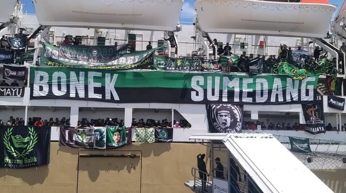 Bonek tiba di Pelabuhan Soekarno Hatta Makassar