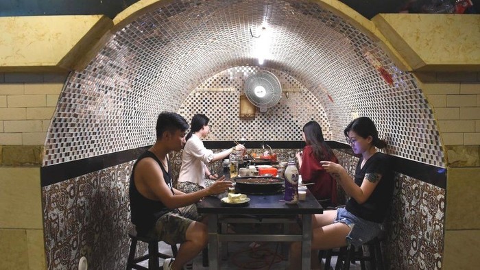 Bukan di Mall, Restoran dan Kafe Ini Ada di Dalam Lorong Bawah Tanah PD II