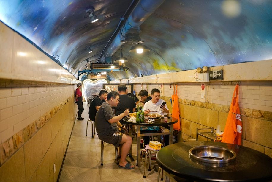 Bukan di Mall, Restoran dan Kafe Ini Ada di Dalam Lorong Bawah Tanah PD II