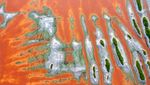 Bukan Lukisan, Ini Cuma Danau Garam di China