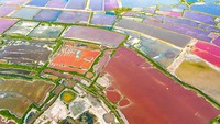 Foto udara menunjukkan danau garam dengan gradasi warna yang mencolok. Danau garam ini salah satu yang tertua di China.  