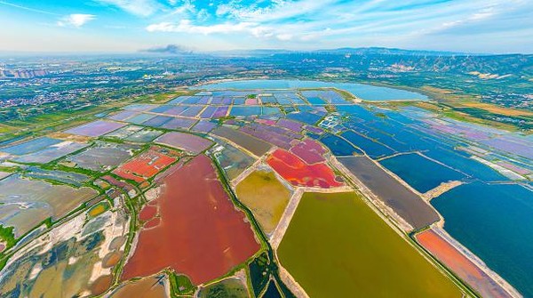 Pemandangan udara dari danau garam di Kota Yuncheng, Provinsi Shanxi, China Utara, Rabu (8/9/2022).
