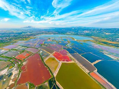 Bukan Lukisan, Ini Cuma Danau Garam di China