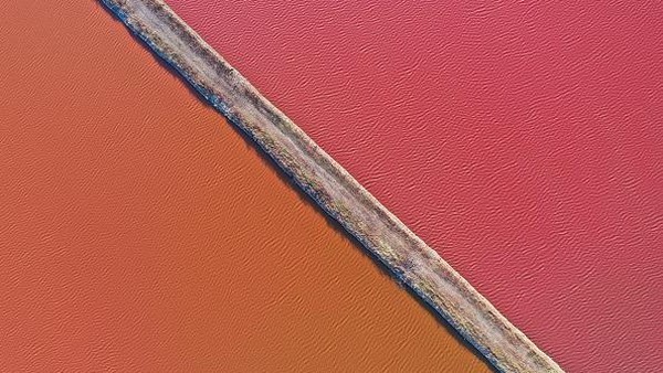 Tanggul yang membelah tambak ini mengiris perbedaan warna yang mencolok. Selama musim panas, air danau menunjukkan warna-warna cerah di bawah sinar matahari. Â Tanggul yang membelah tambak ini mengiris perbedaan warna yang mencolok. Selama musim panas, air danau menunjukkan warna-warna cerah di bawah sinar matahari. Â