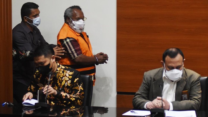 Bupati Mimika Ditahan KPK Bupati Mimika Eltinus Omaleng (kiri) menaiki mobil tahanan usai menjalani pemeriksaan di Gedung Merah Putih KPK, Jakarta, Kamis (8/9/2022). KPK menahan tersangka Bupati Mimika Eltinus Omaleng usai dilakukan penjemputan paksa terkait penyidikan kasus dugaan korupsi pembangunan Gereja Kingmi Mile 32 di Kabupaten Mimika, Papua yang mengakibatkan kerugian keuangan negara sekitar Rp21,6 miliar. ANTARA FOTO/Indrianto Eko Suwarso/foc.