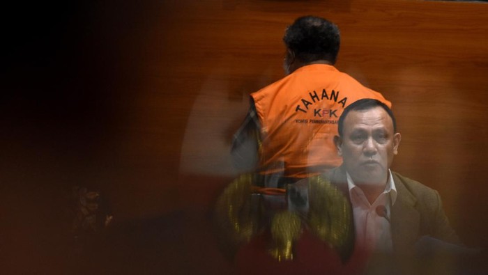 Bupati Mimika Ditahan KPK Bupati Mimika Eltinus Omaleng (kiri) menaiki mobil tahanan usai menjalani pemeriksaan di Gedung Merah Putih KPK, Jakarta, Kamis (8/9/2022). KPK menahan tersangka Bupati Mimika Eltinus Omaleng usai dilakukan penjemputan paksa terkait penyidikan kasus dugaan korupsi pembangunan Gereja Kingmi Mile 32 di Kabupaten Mimika, Papua yang mengakibatkan kerugian keuangan negara sekitar Rp21,6 miliar. ANTARA FOTO/Indrianto Eko Suwarso/foc.