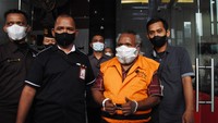 Eltinus Omaleng yang mengenakan rompi tahanan dibawa ke Rutan KPK.