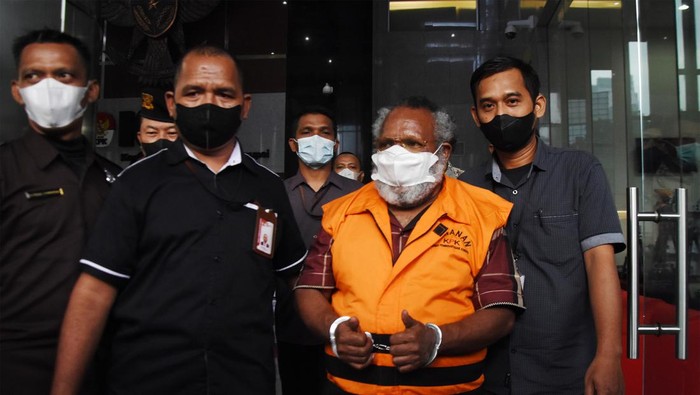Bupati Mimika Eltinus Omaleng (kiri) menaiki mobil tahanan usai menjalani pemeriksaan di Gedung Merah Putih KPK, Jakarta, Kamis (8/9/2022). KPK menahan tersangka Bupati Mimika Eltinus Omaleng usai dilakukan penjemputan paksa terkait penyidikan kasus dugaan korupsi pembangunan Gereja Kingmi Mile 32 di Kabupaten Mimika, Papua yang mengakibatkan kerugian keuangan negara sekitar Rp21,6 miliar. ANTARA FOTO/Indrianto Eko Suwarso/foc.