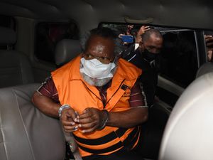 Jejak Kasus Korupsi Eltinus: Sempat Bebas, Kini Dicopot dari Bupati Mimika