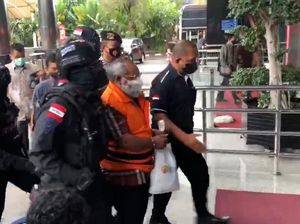 Penampakan Bupati Mimika Tiba di KPK, Berompi Oranye-Diborgol