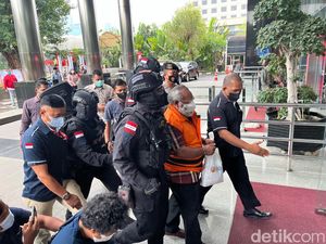 Digiring Personel Brimob, Bupati Mimika Tiba di Gedung KPK