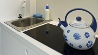 Sebagai rumah, tempat ini juga memiliki dapur untuk mencuci piring.