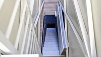 Tersedia pintu di bagian lantai untuk memasuki ruangan lainnya.