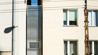 Rumah ini didesain oleh arsitek bernama Jakub Szczesny di Warsawa, Polandia. Konsep rumah tersebut pertama kali diperkenalkan Jakub pada 2009.