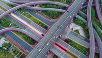 Jika dilihat dari atas, simpang susun di Nanning ini terlihat semakin cantik setelah dibalur bunga berwarna ungu.  