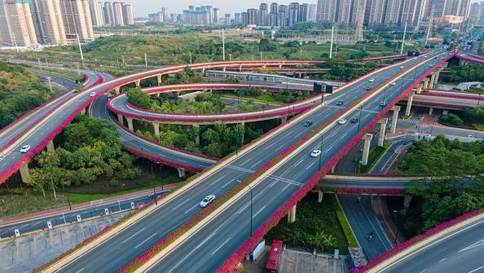Cantik! Sepanjang Jembatan Layang Super Kompleks Ini Dihiasi Bunga NANNING, CHINA - SEPTEMBER 06: Aerial view of a complex overpass decorated by flowers on September 6, 2022 in Nanning, Guangxi Zhuang Autonomous Region of China. (Photo by Li Dongping/VCG via Getty Images)