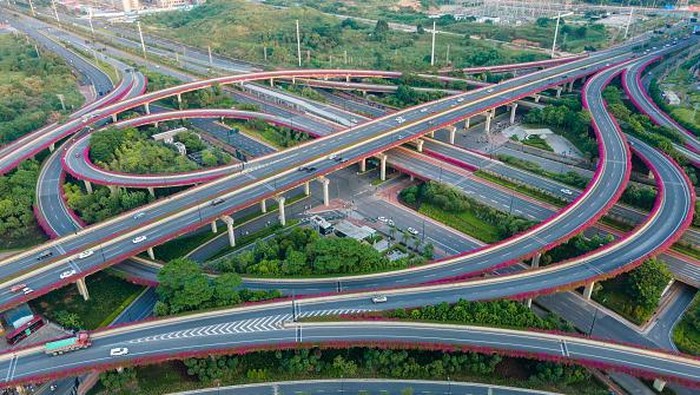 Cantik! Sepanjang Jembatan Layang Super Kompleks Ini Dihiasi Bunga NANNING, CHINA - SEPTEMBER 06: Aerial view of a complex overpass decorated by flowers on September 6, 2022 in Nanning, Guangxi Zhuang Autonomous Region of China. (Photo by Li Dongping/VCG via Getty Images)