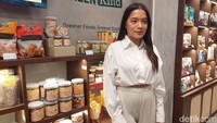 Selain menjalani hidup sehat sebagai vegan, Cantika juga melakukan olahraga yakni tennis sebanyak satu kali dalam seminggu. Tapi dari kecil aku anaknya emang olahragawan banget, karena dari aku waktu di sekolah dasar udah suka wall climbing, kata Cantika.