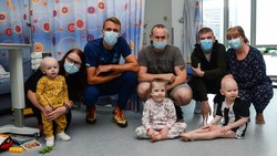 Bintang bola Newcastle United, Dan Burn mengunjungi rumah sakit kanker anak di Royal Victoria Infirmary. Ia memberikan semangat kepada anak-anak tersebut. P