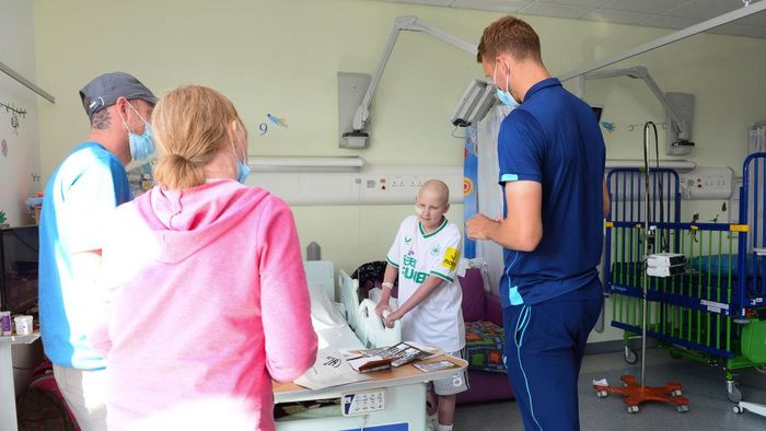 NEWCASTLE UPON TYNE, ENGLAND - SEPTEMBER 07: Newcastle United Player Dan Burn (R) visits patients in the Childrens Cancer ward at the Royal Victoria Infirmary on September 07, 2022 in Newcastle upon Tyne, England. (Photo by Serena Taylor/Newcastle United via Getty Images)