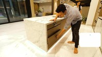 Kitchen island tersebut juga dilengkapi dengan beberapa rak yang bisa dipakai untuk menyimpan sesuatu. Selain itu lengkap dengan stop kontak. Foto: YouTube Titi Kamal