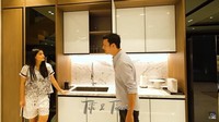 Semakin mewah, dapur Titi Kamal juga dilengkapi dengan kitchen set. Terdapat banyak kabinet penyimpanan berabagai bahan dan barang. Foto: YouTube Titi Kamal