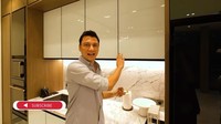 Nah, pada momen ini Christian Sugiono memperlihatkan kabinet penyimpanan yang berbahan glossy. Ada empat ruangan untuk menyimpan alat masak. Foto: YouTube Titi Kamal