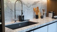 Selain itu, Titi Kamal juga menggunakan undermount kitchen sink. Begini penampilan wastafelnya yang bersih dan rapi. Foto: YouTube Titi Kamal