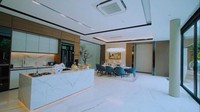 Tepat di samping dapurnya terdapat meja makan yang didesain mewah. Terdapat 8 bangku berwarna biru dengan satu meja lebar. Foto: YouTube Titi Kamal