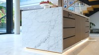 Ini dia penampilan kitchen island di dapur Titi Kamal. Areanya terbilang luas, bermotif marble sehingga terlihat mewah. Foto: YouTube Titi Kamal