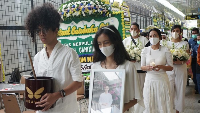 Dee Lestari saat ditemui di rumah duka Heaven di Jakarta Utara.