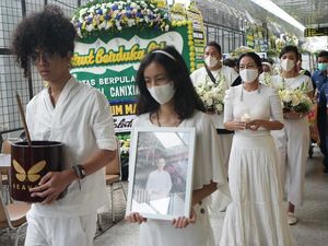 Abu Jenazah Suami Dee Lestari Dilarung ke Laut Ancol