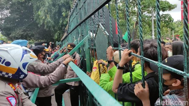 Demo BBM naik di depan gedung DPRD dan Gubernur Jateng, Semarang, Kamis (8/9/2022).