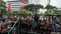 Dari mobil komando itu pula muncul aba-aba agar massa demo menyegel pagar berwarna hijau tua itu.  Foto: Afzal Nur Iman/detikJateng