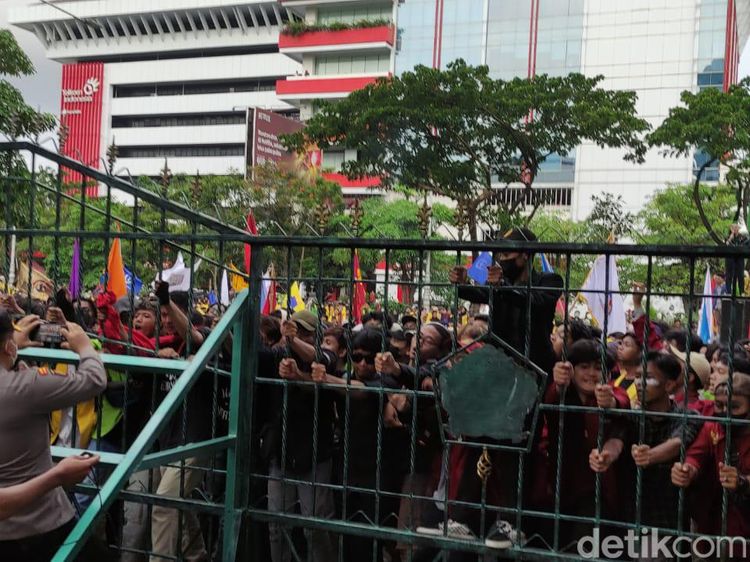 Demo di Semarang Memanas, Massa Ingin Masuk ke Kantor Ganjar