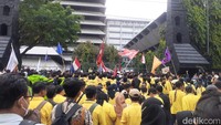 Massa demo pun merapatkan barisan dan perlahan-lahan maju ke gerbang kantor Gubernur Jateng. Foto: Afzal Nur Iman/detikJateng