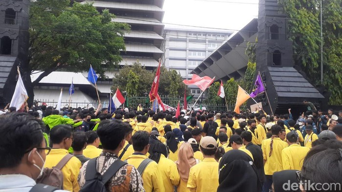 Demo BBM naik di Semarang, Kamis (8/9/2022).