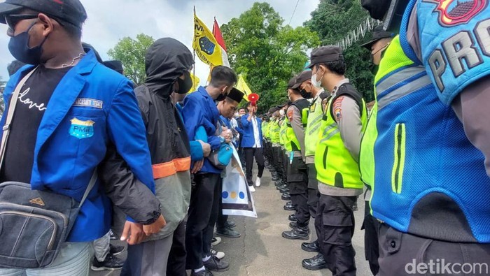 Demo BBM naik di Tegal, Kamis (8/9/2022).