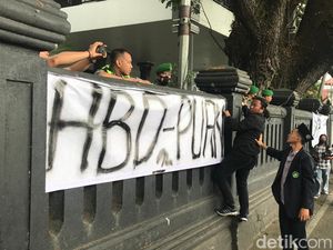Sindiran Menohok Mahasiswa Malang, Bawa Spanduk HBD Puan saat Demo BBM