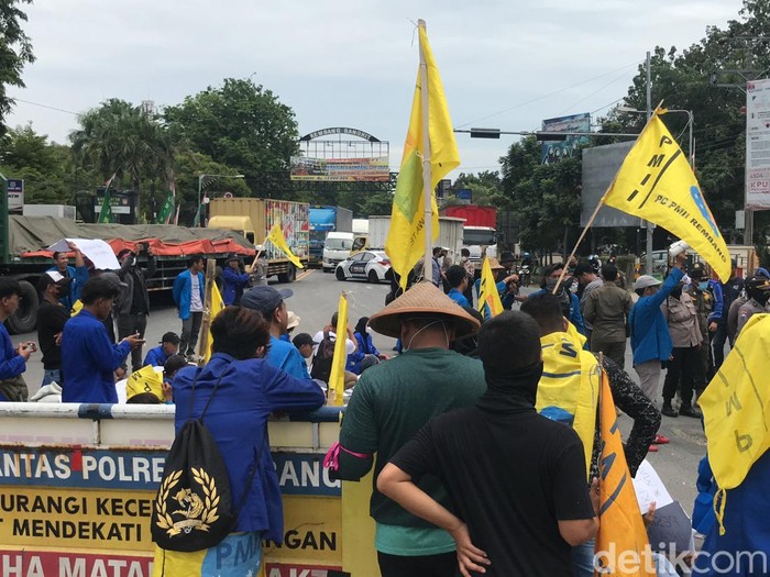 Demo kenaikan harga BBM di DPRD Rembang, Kamis (8/9/2022).