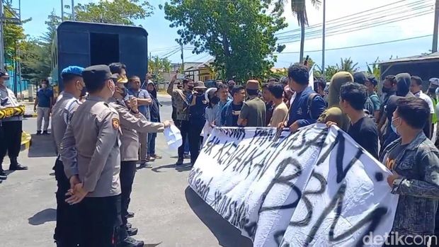 Demo mahasiswa di Depo Pertamina di Sampang