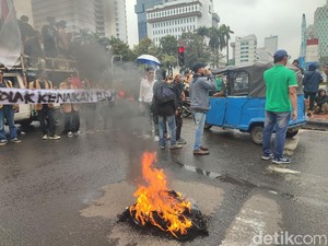 Massa Robohkan Kawat Berduri, Demo BBM di Patung Kuda Jakarta Ricuh!
