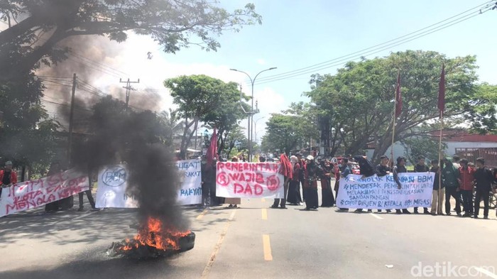 Demo mahasiswa menolak harga BBM di Palopo, Sulsel.
