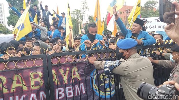 Demo Mahasiswa tolak BBM naik di Surabaya