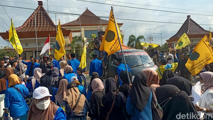 Demo mahasiswa tolak kenaikan harga BBM di Probolinggo