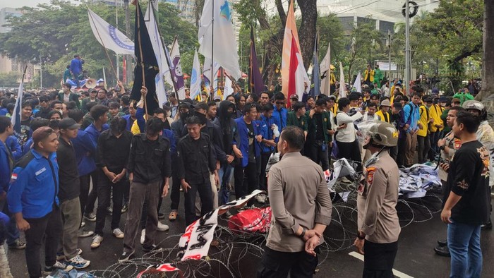 Demo massa menolak BBM di Patung Kuda, Kamis (8/9/2022) memanas. Massa menerobos kawat berduri.