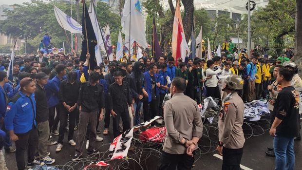 Demo massa menolak BBM di Patung Kuda, Kamis (8/9/2022) memanas. Massa menerobos kawat berduri.