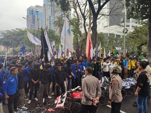 Ricuh, Massa Demo BBM di Patung Kuda Terobos Kawat Berduri!