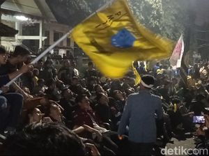 Protes Harga BBM Naik, Massa Sempat Angkut 45 Kursi DPRD Kota Tasik